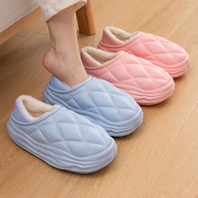 Jaukios pliušinės šlepetės