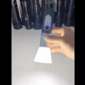 Dideliu atstumu šviečiantis žibintuvėlis