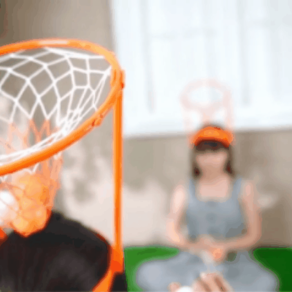 Ant galvos dedamas krepšinio žaidimas