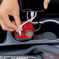 Kelių lizdų įkroviklis automobiliui