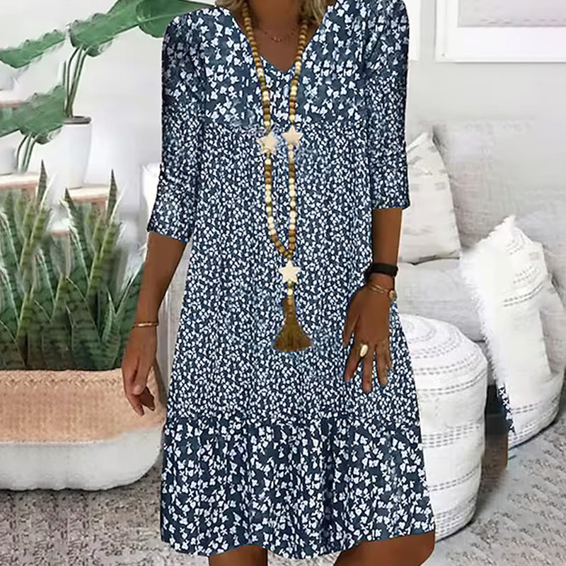 Moteriška suknelė su spaudu ir V formos iškirpte, trijų ketvirčių rankovėmis